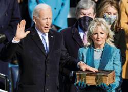El presidente de Estados Unidos, Joe Biden, junto a su mujer, Jill Biden, jura el cargo durante la ceremonia de investidura en Washington DC (Estados Unidos).