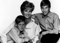 Foto del recuerdo de la princesa Diana junto a sus hijos, príncipes de Inglaterra William y Harry.
