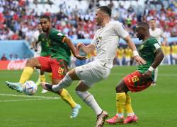 Dusan Tadic de Serbia, disputando un balón con la defensa de Camerún.