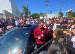 El profesor pensaba que iba a un evento organizado por sus estudiantes, pero nunca imaginó la gran sorpresa que le tenía preparado.