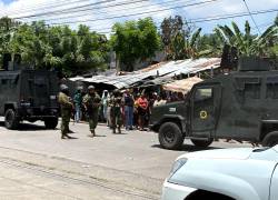 Militares desplegados en los alrededores del centro tras la masacre.