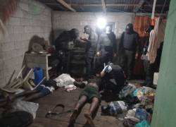 Fotografía que muestra a los dos detenidos, reducidos por las fuerzas de seguridad ecuatorianas.