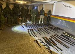 Fotografía que muestra a militares custodiando las armas largas decomisadas.
