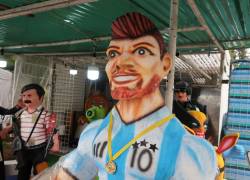 El monigote que representa al futbolista argentino Lionel Messi es el más buscado para los rituales de fin de año en la capital ecuatoriana.
