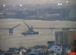 Imagen que muestra el choque inmóvil junto al puente, luego del impacto.