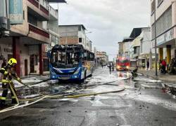 Un bus de servicio urbano se quemó en el sector de Tarqui, en Manta.