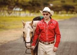 El joven cantautor nos presenta su nuevo trabajo con el incursiona dentro de la cumbia, un estilo que, aunque nuevo para él, resulta en uno más de sus éxitos.