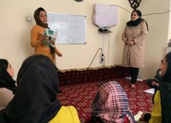 La maestra Dakia (d) asegura que incluso durante estas clases clandestinas en ocasiones no tienen paz, porque las descubrieron los talibanes y ahora vienen a veces y les dicen que no pueden enseñar.