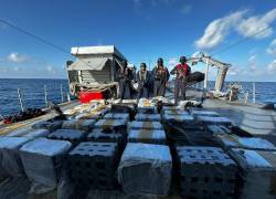Estados Unidos ayuda a frustrar envío de droga desde Galápagos: hallan embarcación contaminada con el alcaloide