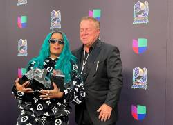 La cantante colombiana Karol G posa con sus premios junto a su padre Guillermo Giraldo al final de la gala de entrega de los Premios Juventud en el Watsco Center, en Coral Gables, Florida (EE.UU.).