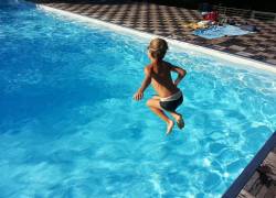 Un niño de ocho años estuvo a punto de morir succionado por la depuradora de una piscina.