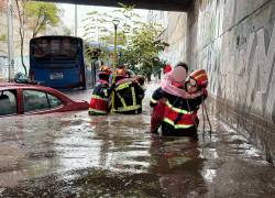 Las fuertes lluvias provocaron varias emergencias en diferentes lugares de la Capital. Miembros del Cuerpo de Bomberos de Quito brindó ayuda por acumulación de agua.