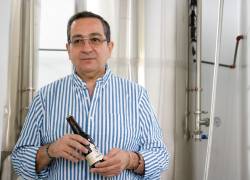 Javier Carvajal, maestro cervecero y docente investigador de la PUCE, lideró la investigación sobre las levaduras en de los toneles de la primera cerveza americana.