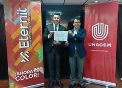 John Jairo Tabares, gerente general de Eternit; y David Montenegro, gerente comercial de UNACEM Ecuador; firmaron la alianza.