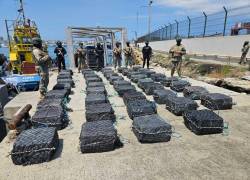 Además de la droga, los militares también decomisaron teléfonos satelitales y dinero en efectivo.