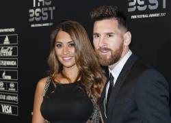 Antonella Roccuzzo y su esposo, el futbolista Lionel Messi, asistiendo a los FIFA Football Awards, en el 2017.