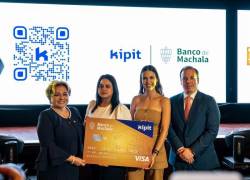 En el evento de inauguración se realizó la entrega simbólica de la primera tarjeta de crédito Visa Kipit de Banco de Machala.