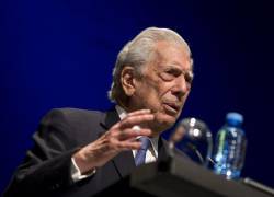 Diario El País, en el que publica sus artículos semanales, dijo que Vargas Llosa está en un hospital madrileño y que se encuentra estable.
