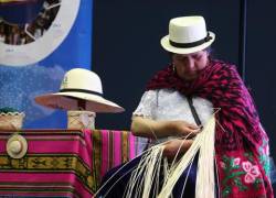 Una artesana trabaja en la elaboración de un sombrero de paja toquilla en Quito, en una fotografía de archivo.