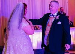 Su hija le regaló una corbata de papel cuando era niña, y él la usó para acompañarla en su boda