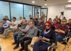 Fotografía que muestra una reunión entre concejales y transportistas de la ciudad de Quito, este martes 5 de mayo.