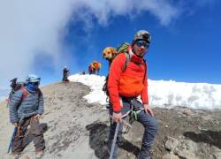 El perrito llegó a la cima del volcán tras perseguir a un grupo de montañistas.