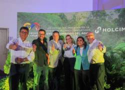 Directivos de Cervecería Nacional y de Holcim Ecuador celebran la firma del convenio de simbiosis del agua.
