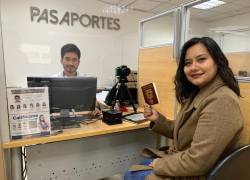 Ciudadana obtiene su pasaprte en una de las agencias del Registro Civil de Ecuador.