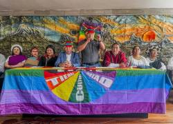 Fotografía que muestra a los dirigentes indígenas que encabezaron la asamblea extraordinaria de la CONAIE este jueves. De pie, Marlon Vargas, presidente del organismo.