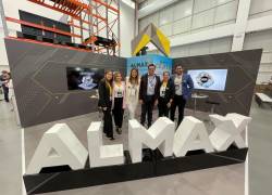 Fotografía de personal del equipo AlMAX durante la EXPO SUMAT organizada en Quito, ciudad que constituye un punto clave de negocios en la región para Minutocorp S.A.