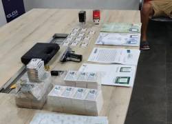 Elementos incautados durante el allanamiento a la vivienda del individuo.