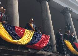 Presidente Rafael Correa saludó a sus simpatizantes por última vez desde Carondelet, antes de salir hacia la Asamblea. Foto: TW de Presidencia