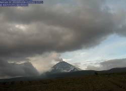 Una nube de ceniza de 1.800 metros es vista sobre el cráter del volcán de Cotopaxi
