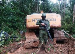 Un militar destruye maquinaria que opera de forma ilegal en sector Puní Kotona, en Napo.