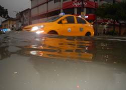 Más de 30 sectores de Guayaquil están inundados y hay un deslizamiento de tierra.