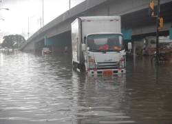 La alcaldesa de Guayaquil, ​​Cynthia Viteri, reportó que 37 avenidas están bajo el agua.