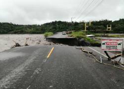 Socavamiento de la vía Macas - Puyo en la zona entre los puentes de los ríos Copueno y Upano.