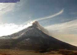 Volcán Cotopaxi emana columna de 500 metros de gases