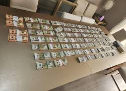 Fotografía que muestra fajos de billetes falsos incautados en el operativo.