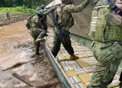 Fotografía que muestra a hospitales retirando los paquetes de cocaína de la embarcación.