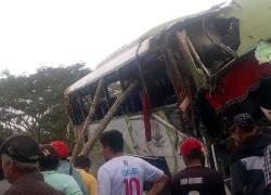 Bus volcado en accidente, en la provincia de Manabí.