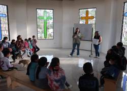 Niños participan en un taller sobre control de emociones y la cultura de paz, en una iglesia del barrio Tierras Coloradas en Loja.