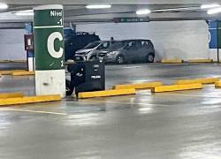 El artefacto explosivo se encontraba en el área de estacionamiento del centro comercial.