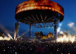 Banderas del Reino Unido ondeaban entre las decenas de miles de espectadores que se reunieron para observar la presentación musical.