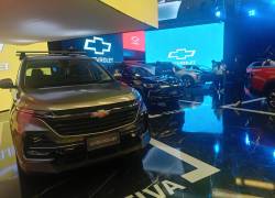 En el stand de Chevrolet, los visitantes encuentran automóviles como Joy Black y Onix; SUVS como Groove, Tracker y Captiva; las icónicas camionetas D-MAX y Montana, así como modelos premium como Silverado, Tahoe, Trailblazer, Colorado y el modelo eléctrico Bolt EUV.
