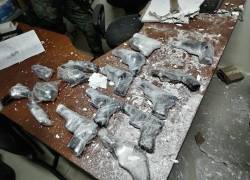 Parte del armamento que fue encontrado en el interior de las oficinas administrativas de la Penintenciaría del Litoral.