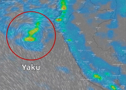 Ecuador siente los efectos del ciclón Yaku, que se forma en las costa de Perú.