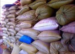 Foto referencial de sacos de arroz apilados.