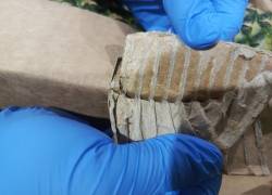Fotografía que muestra la droga escondida dentro del material del que se componen cajas.
