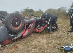 Un carro que presuntamente llevaba droga quedó destrozado tras accidentarse en Manta